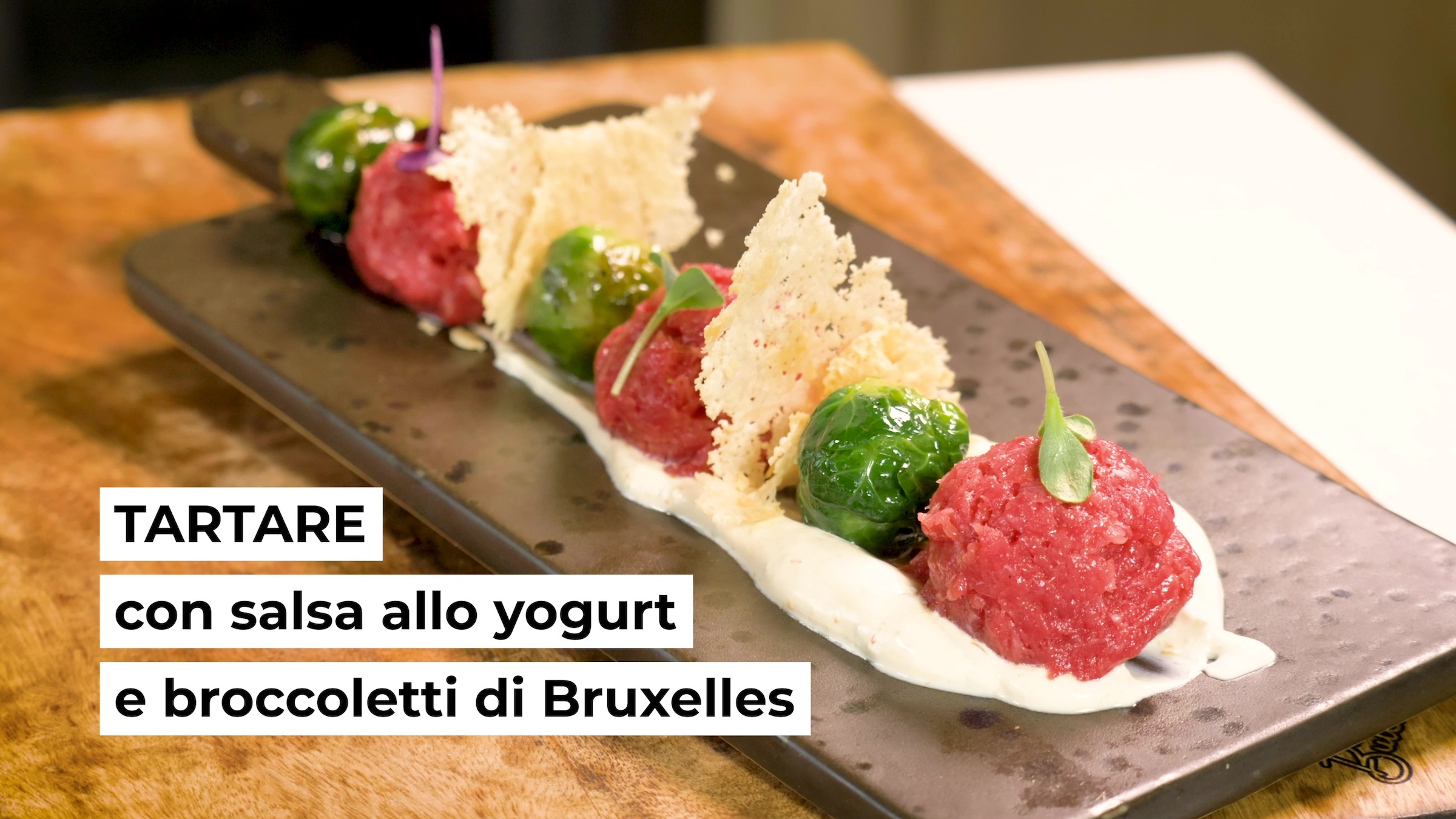 Tartare con salsa allo yogurt e broccoletti di Bruxelles